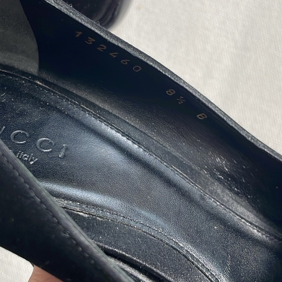 Gucci high-heeled shoes with horseshoe buckle on front. 
Black size 8.5. - Picture 5 of 10